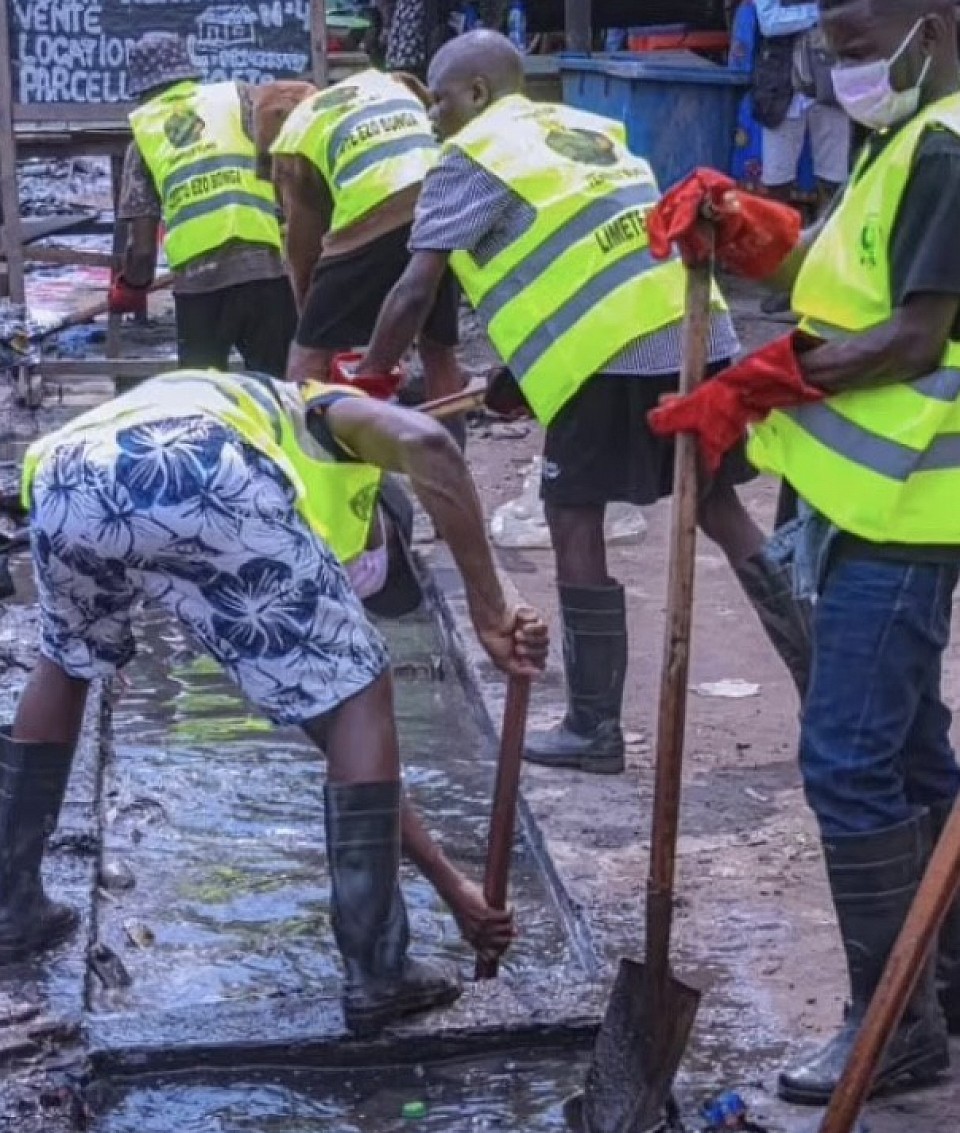 L'assainissement est crucial pour la santé publique, la protection de l'environnement et le développement socio-économique. Il prévient la propagation des maladies infectieuses, comme la diarrhée et le paludisme, en gérant de manière sûre les déchets solides et liquides, et en évitant la contamination des sols et des eaux.