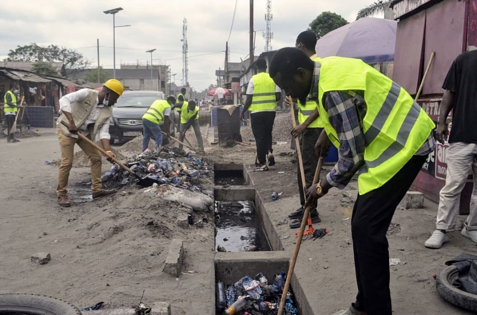 L'assainissement est crucial pour la santé publique, la protection de l'environnement et le développement socio-économique. Il prévient la propagation des maladies infectieuses, comme la diarrhée et le paludisme, en gérant de manière sûre les déchets solides et liquides, et en évitant la contamination des sols et des eaux.